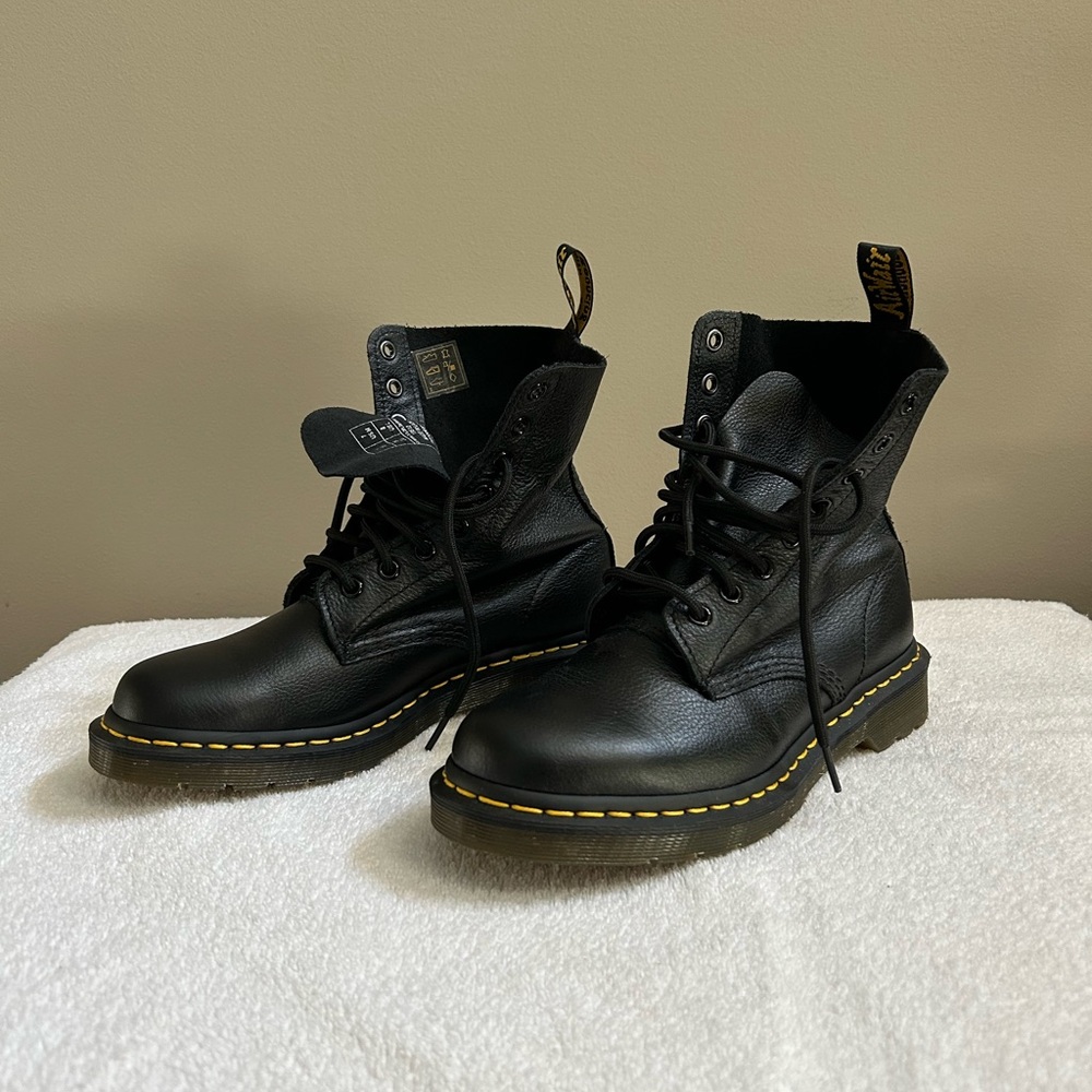 NWOT Dr. Martens Pascal 1460 Women’s Leather Boots 8